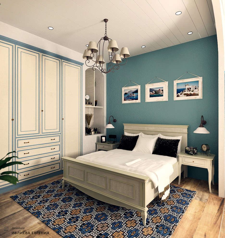 На фото: хозяйская спальня среднего размера в средиземноморском стиле с синими стенами, деревянным полом и коричневым полом без камина с