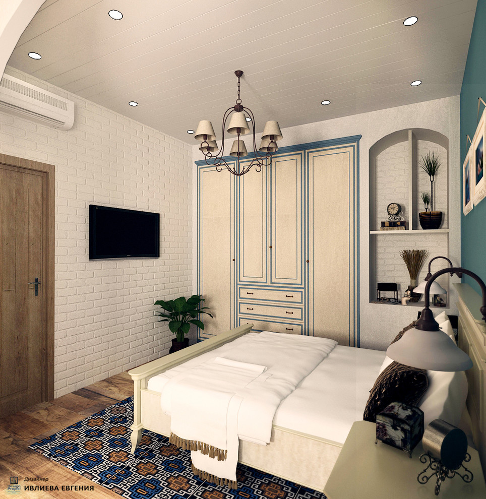 Foto de dormitorio principal mediterráneo de tamaño medio sin chimenea con paredes blancas, suelo de madera pintada y suelo multicolor