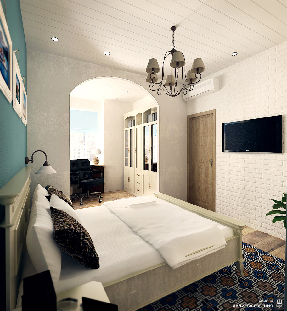 Источник вдохновения для домашнего уюта: хозяйская спальня среднего размера в средиземноморском стиле с белыми стенами, деревянным полом и разноцветным полом без камина