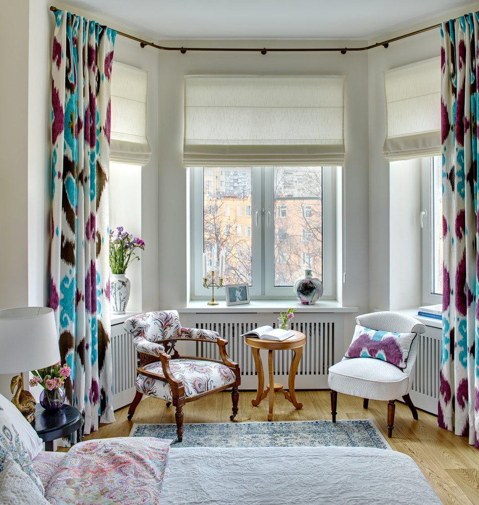 Klassisches Hauptschlafzimmer mit weißer Wandfarbe und hellem Holzboden in Moskau