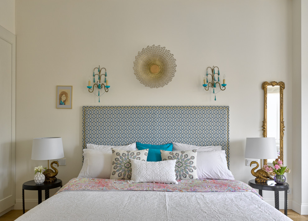 Свежая идея для дизайна: хозяйская спальня в современном стиле с белыми стенами и кроватью в нише - отличное фото интерьера