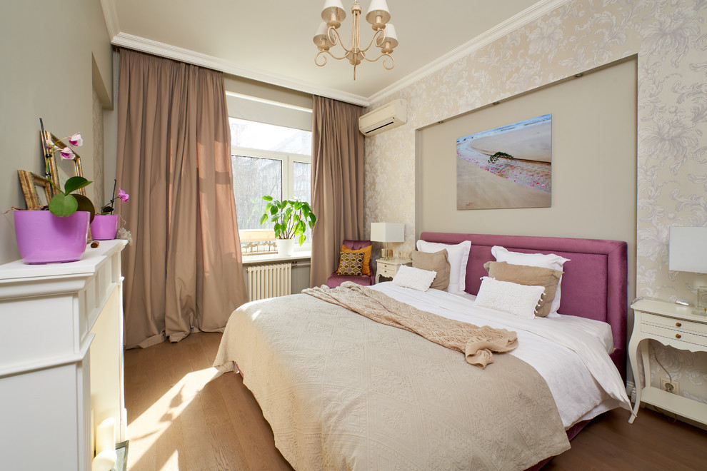 На фото: хозяйская спальня среднего размера в стиле неоклассика (современная классика) с разноцветными стенами, паркетным полом среднего тона, стандартным камином, фасадом камина из дерева и разноцветным полом