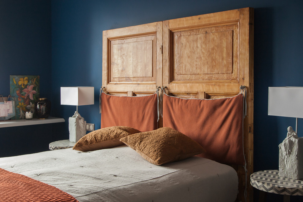 Modelo de dormitorio principal ecléctico con paredes azules