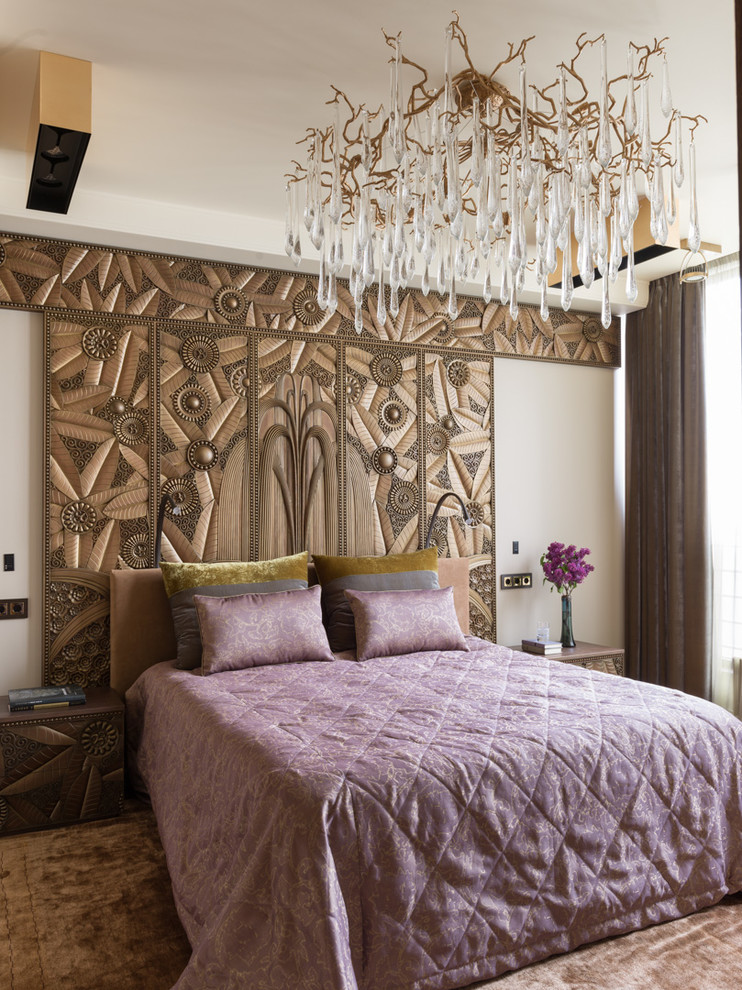 Стильный дизайн: хозяйская спальня в стиле фьюжн с бежевыми стенами и ковровым покрытием - последний тренд