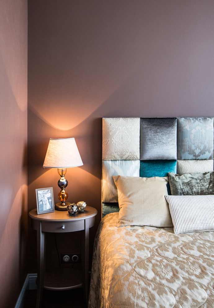 На фото: хозяйская спальня среднего размера в стиле неоклассика (современная классика) с коричневыми стенами без камина с