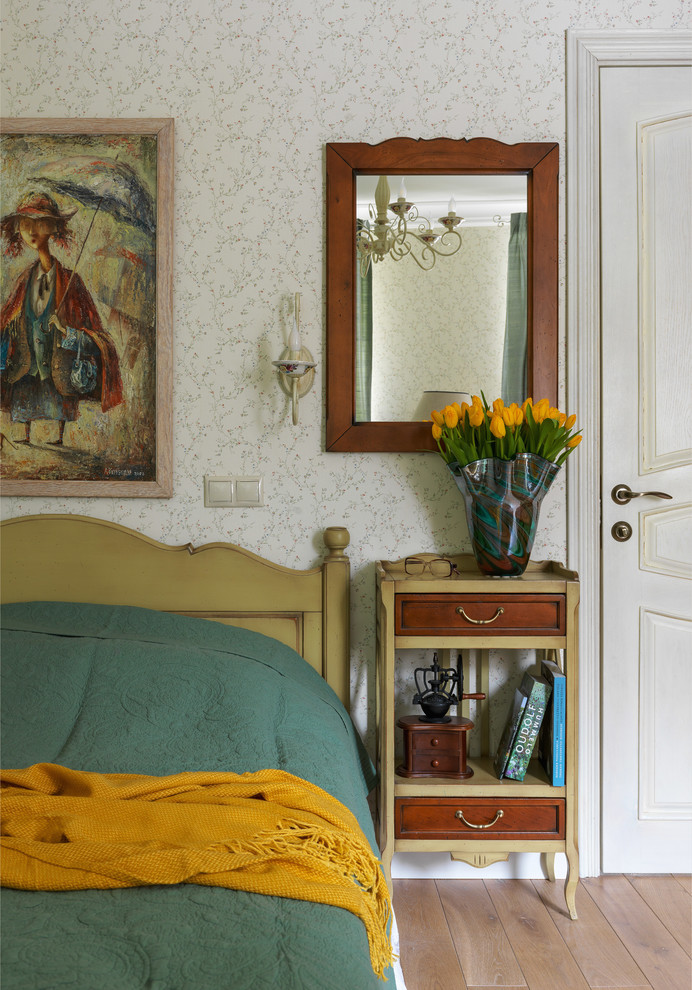 Inspiration för ett mellanstort vintage huvudsovrum, med flerfärgade väggar och ljust trägolv