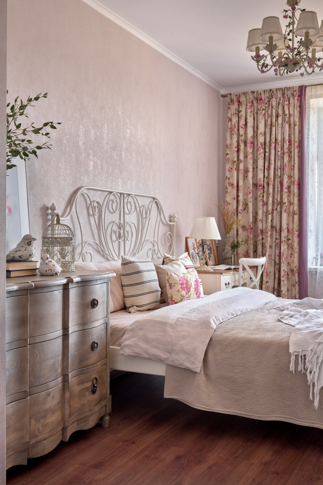 モスクワにあるシャビーシック調のおしゃれな寝室 (ピンクの壁、濃色無垢フローリング、茶色い床)