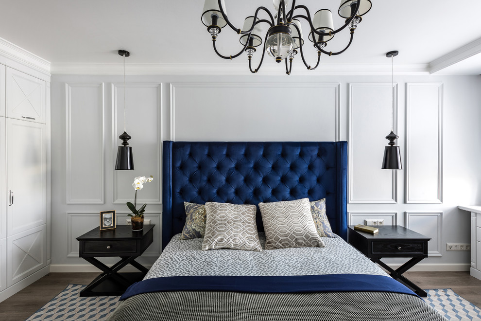 Стильный дизайн: спальня в классическом стиле с белыми стенами, темным паркетным полом и коричневым полом - последний тренд