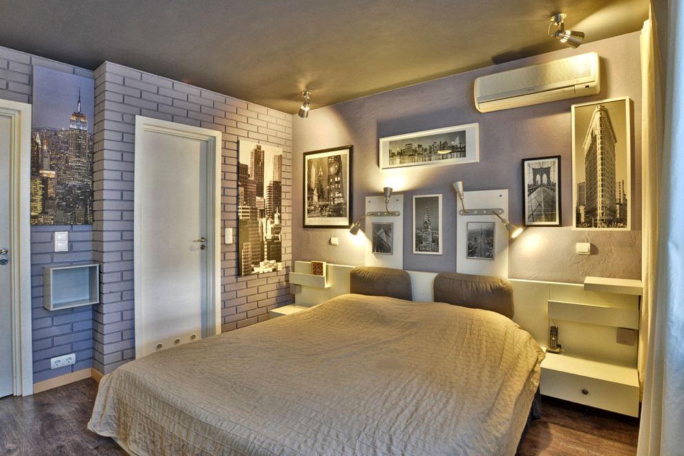 На фото: хозяйская спальня в стиле лофт с серыми стенами и паркетным полом среднего тона