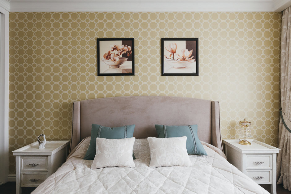 Foto de dormitorio tradicional renovado con paredes beige