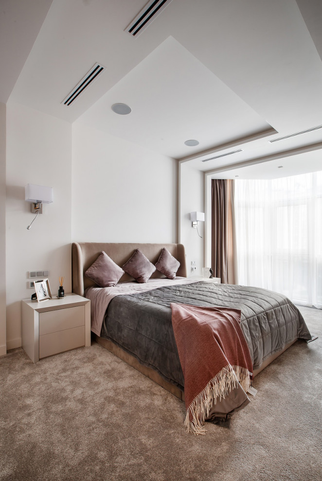 Пример оригинального дизайна: большая хозяйская спальня в современном стиле с белыми стенами, ковровым покрытием, коричневым полом и кроватью в нише