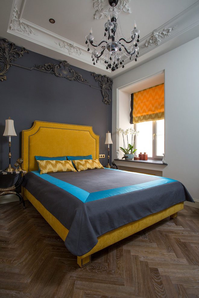 ミラノにある中くらいなトランジショナルスタイルのおしゃれな寝室 (無垢フローリング、グレーの壁、照明)