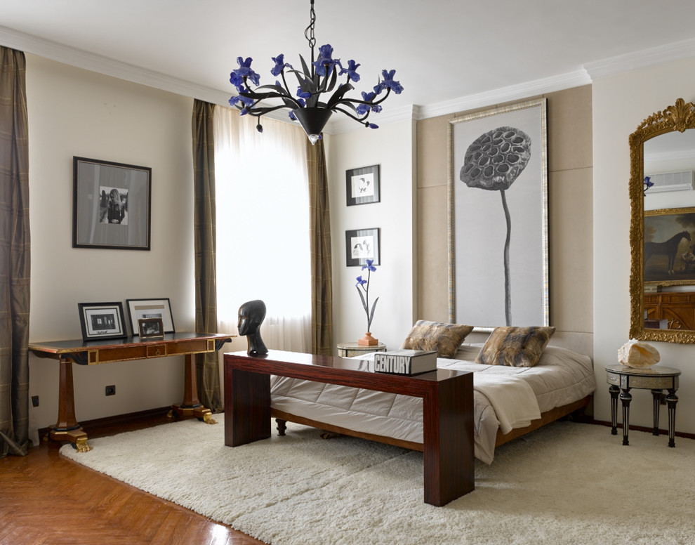 Свежая идея для дизайна: хозяйская спальня в стиле фьюжн с белыми стенами и ковровым покрытием без камина - отличное фото интерьера