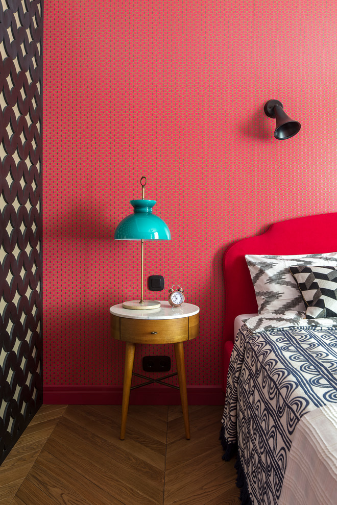 Стильный дизайн: хозяйская спальня в стиле фьюжн с паркетным полом среднего тона, красными стенами и коричневым полом - последний тренд