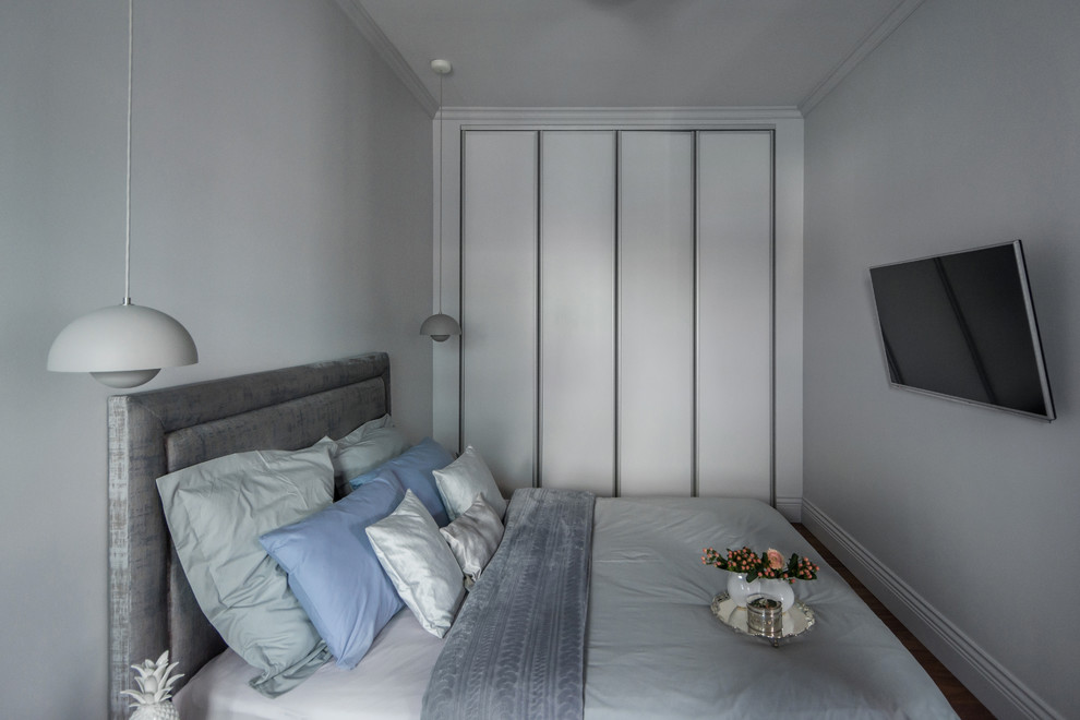 This is an example of a contemporary bedroom in Novosibirsk.