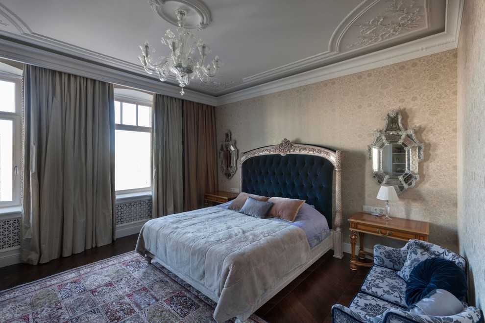 Пример оригинального дизайна: хозяйская спальня в классическом стиле с бежевыми стенами, темным паркетным полом и коричневым полом