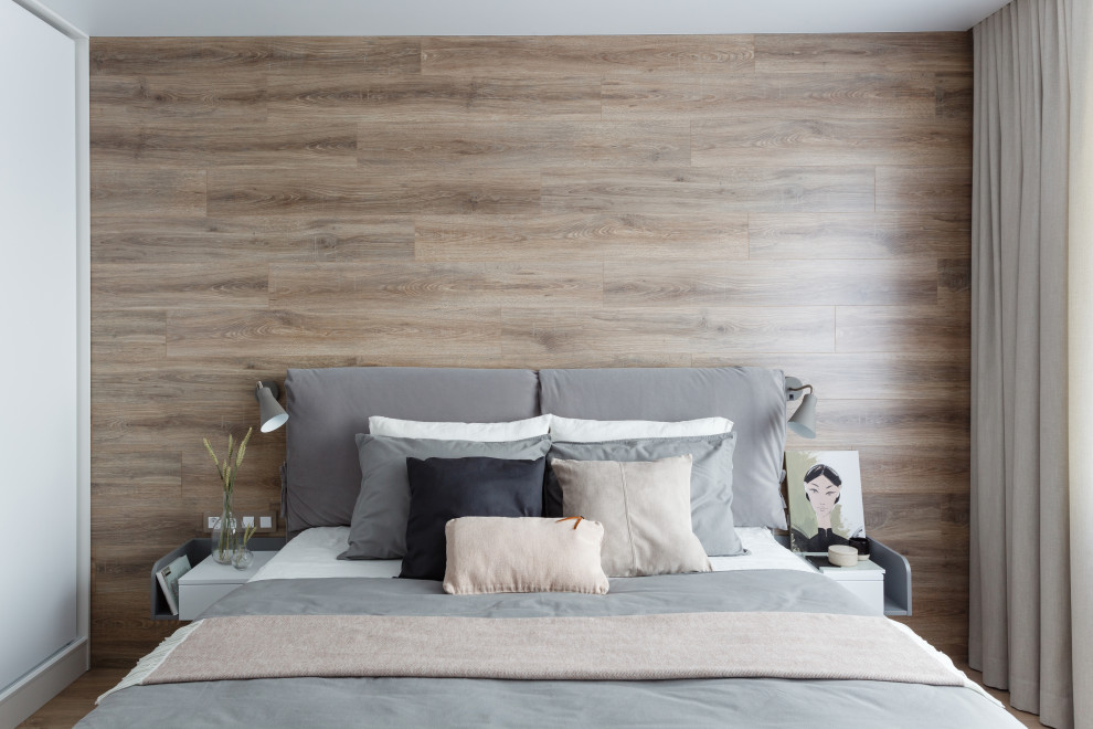 Imagen de dormitorio contemporáneo con paredes marrones, suelo de madera en tonos medios, suelo marrón y madera