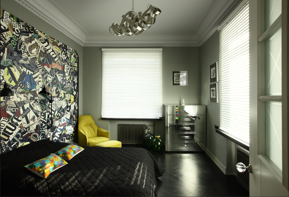 Пример оригинального дизайна: гостевая спальня среднего размера, (комната для гостей) в современном стиле с серыми стенами, темным паркетным полом и черным полом