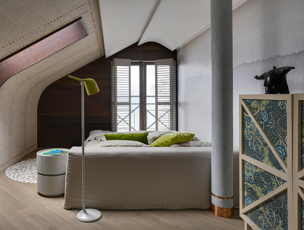 Идея дизайна: хозяйская спальня в стиле фьюжн с серыми стенами и светлым паркетным полом