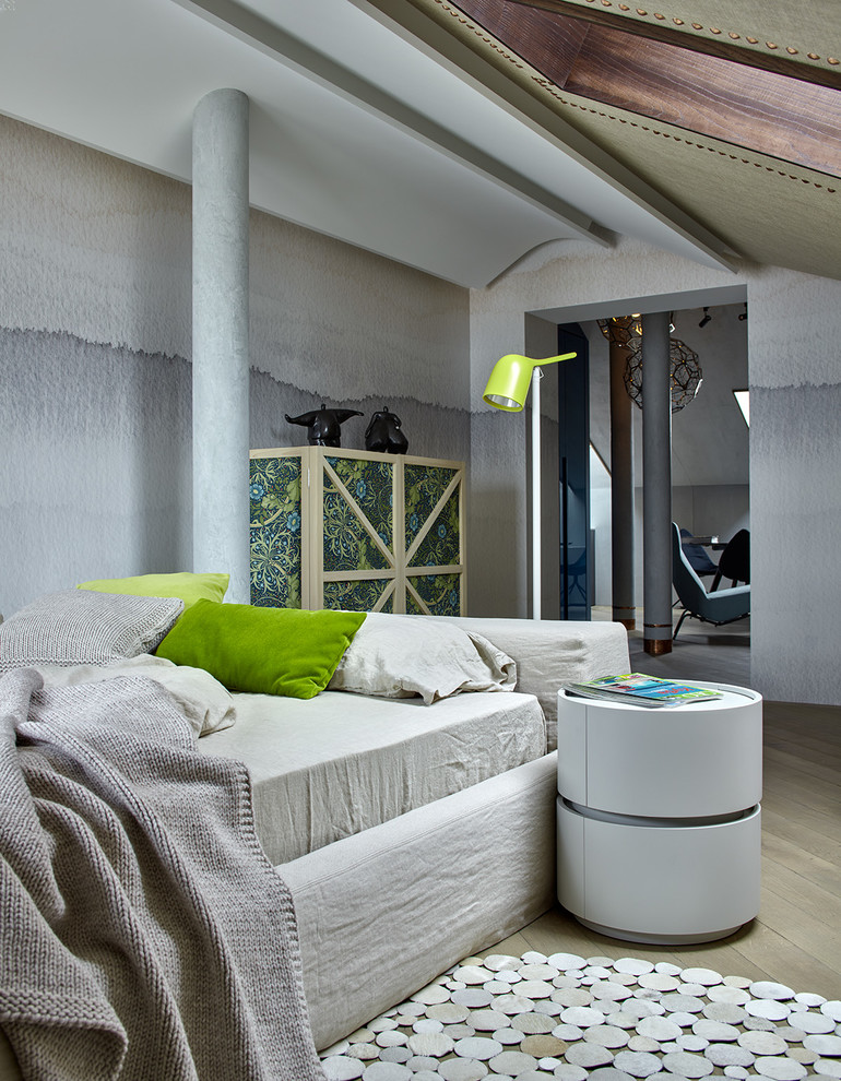 На фото: хозяйская спальня на мансарде в стиле фьюжн с серыми стенами и светлым паркетным полом