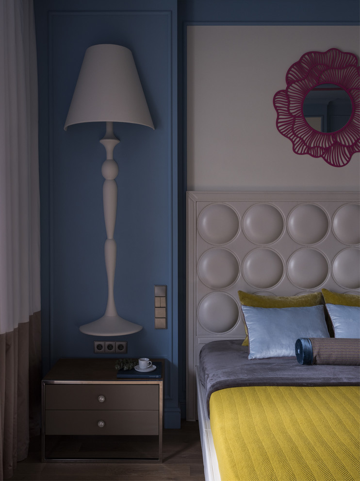 Foto di una camera matrimoniale minimal con pareti blu, parquet scuro e pavimento marrone