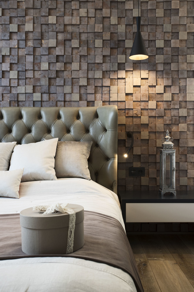 Идея дизайна: хозяйская спальня в современном стиле с коричневыми стенами, коричневым полом и темным паркетным полом