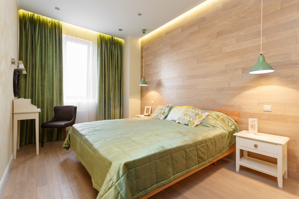 Источник вдохновения для домашнего уюта: спальня в скандинавском стиле с бежевыми стенами и светлым паркетным полом без камина