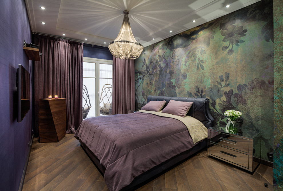 Modernes Hauptschlafzimmer mit bunten Wänden und braunem Holzboden in Moskau