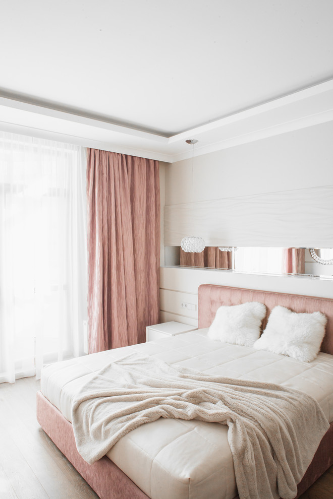 Mittelgroßes Modernes Hauptschlafzimmer ohne Kamin mit weißer Wandfarbe und hellem Holzboden in Moskau