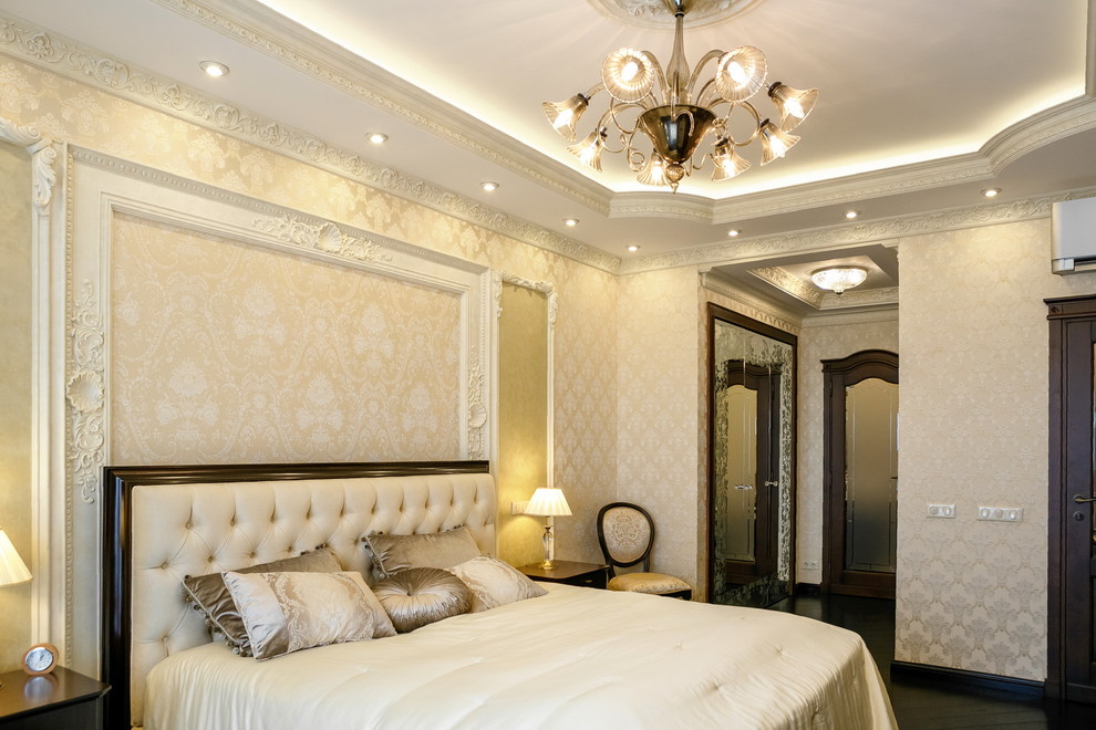 Idee per una camera matrimoniale classica di medie dimensioni con pareti beige, parquet scuro e pavimento marrone