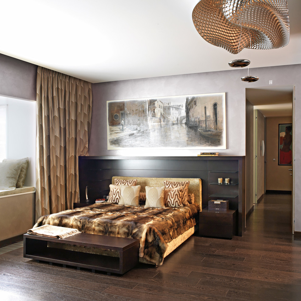 Modelo de dormitorio actual con paredes grises, suelo de madera oscura y suelo marrón