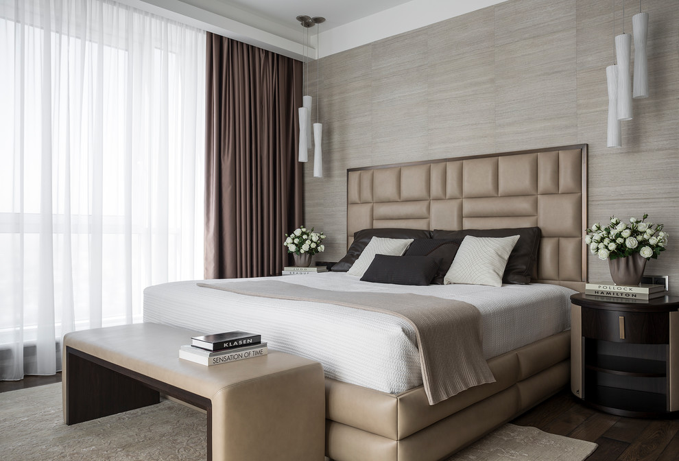 Mittelgroßes Modernes Hauptschlafzimmer mit beiger Wandfarbe, braunem Holzboden und braunem Boden in Moskau