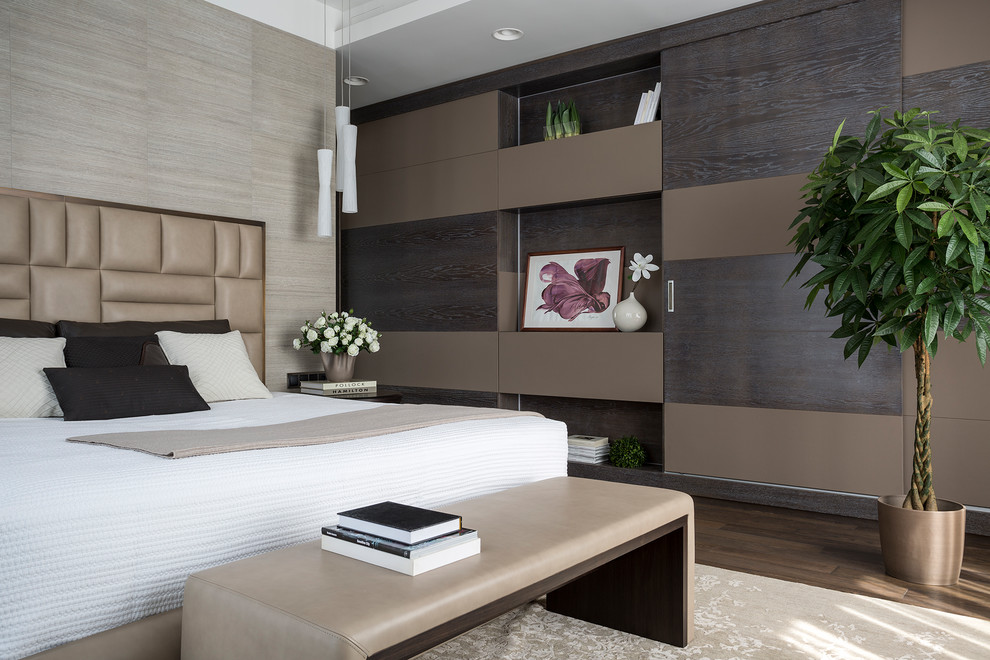 Idee per una camera matrimoniale minimal di medie dimensioni con pareti beige, pavimento in legno massello medio e pavimento marrone
