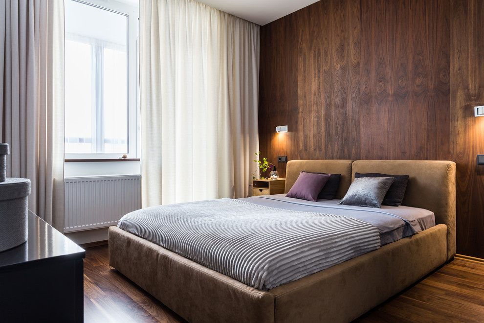 サンクトペテルブルクにある中くらいなコンテンポラリースタイルのおしゃれな主寝室 (茶色い壁、無垢フローリング、茶色い床) のインテリア