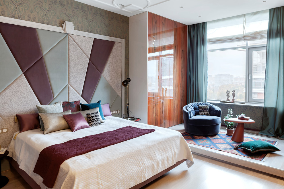 Источник вдохновения для домашнего уюта: хозяйская спальня в стиле фьюжн с разноцветными стенами и светлым паркетным полом