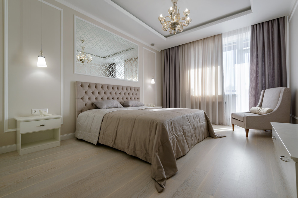 Imagen de dormitorio principal clásico renovado de tamaño medio con suelo de madera clara y suelo beige