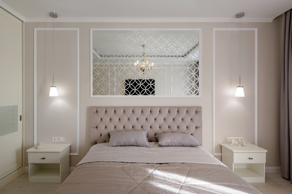 ノボシビルスクにある中くらいなトランジショナルスタイルのおしゃれな主寝室 (淡色無垢フローリング、ベージュの床) のインテリア