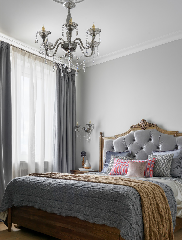 Esempio di una camera matrimoniale classica con pareti grigie, parquet chiaro e pavimento beige
