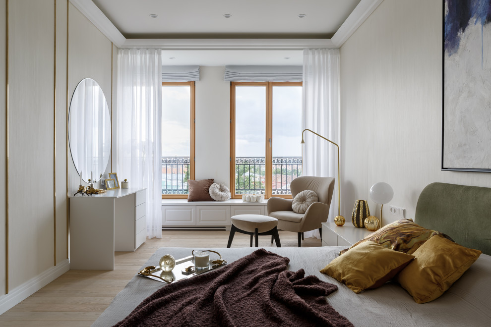 Diseño de dormitorio principal contemporáneo grande con paredes beige, suelo de madera clara y suelo beige