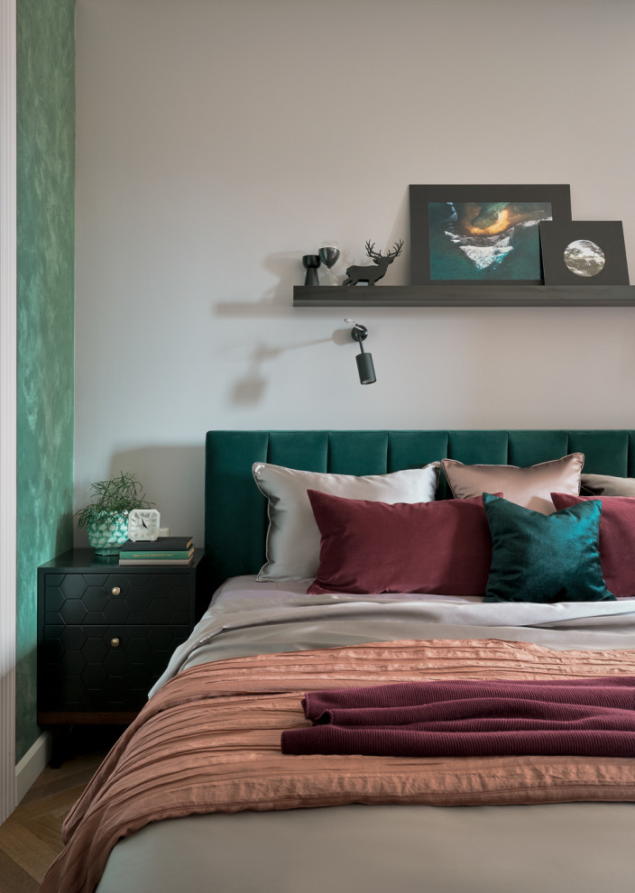 Источник вдохновения для домашнего уюта: хозяйская спальня среднего размера в современном стиле с серыми стенами, паркетным полом среднего тона и коричневым полом