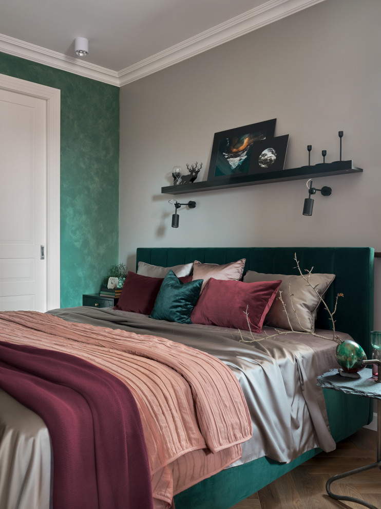Modelo de dormitorio principal clásico renovado de tamaño medio con paredes grises, suelo de madera en tonos medios y suelo marrón