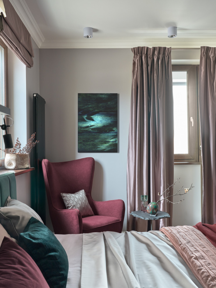 Свежая идея для дизайна: хозяйская спальня среднего размера в современном стиле с серыми стенами, паркетным полом среднего тона и коричневым полом - отличное фото интерьера