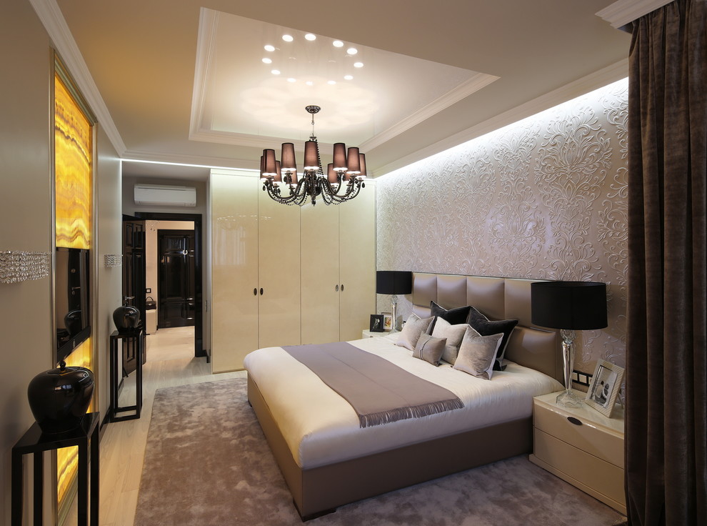 Идея дизайна: спальня среднего размера в стиле неоклассика (современная классика) с бежевыми стенами, ковровым покрытием и бежевым полом