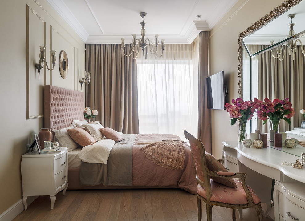 На фото: хозяйская спальня в классическом стиле с бежевыми стенами, паркетным полом среднего тона и коричневым полом с