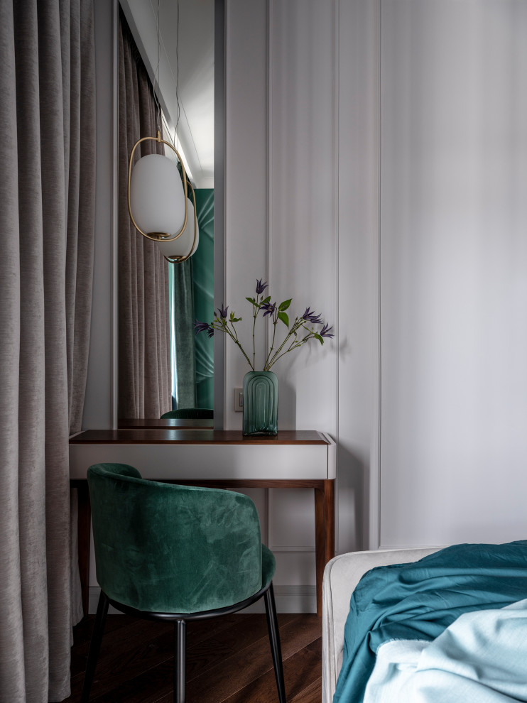 Пример оригинального дизайна: хозяйская спальня среднего размера в стиле неоклассика (современная классика) с зелеными стенами, паркетным полом среднего тона и коричневым полом без камина