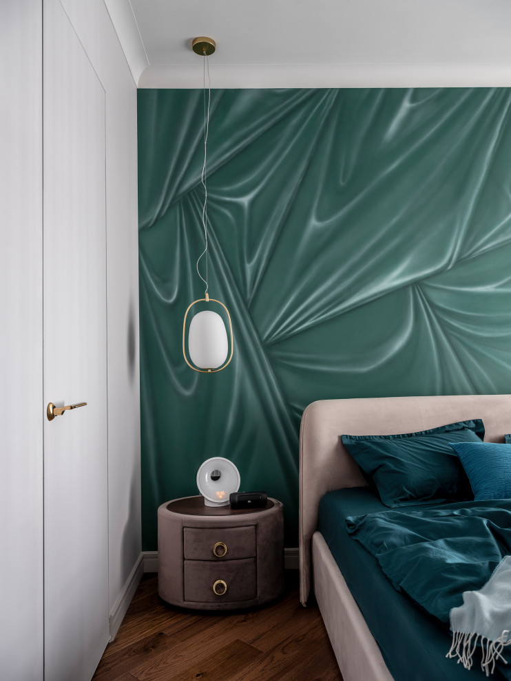 Стильный дизайн: маленькая хозяйская спальня в стиле неоклассика (современная классика) с зелеными стенами, паркетным полом среднего тона, коричневым полом и обоями на стенах без камина для на участке и в саду - последний тренд