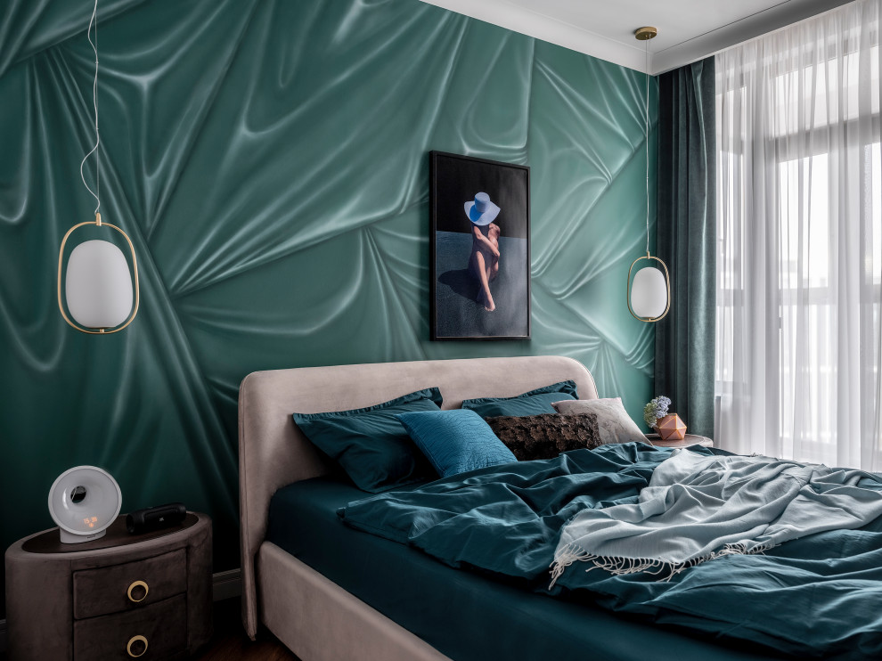 Foto de dormitorio principal clásico renovado de tamaño medio sin chimenea con paredes verdes, suelo de madera en tonos medios y suelo marrón