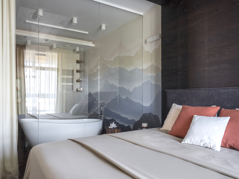 Идея дизайна: хозяйская спальня среднего размера в современном стиле с темным паркетным полом, черным полом и разноцветными стенами