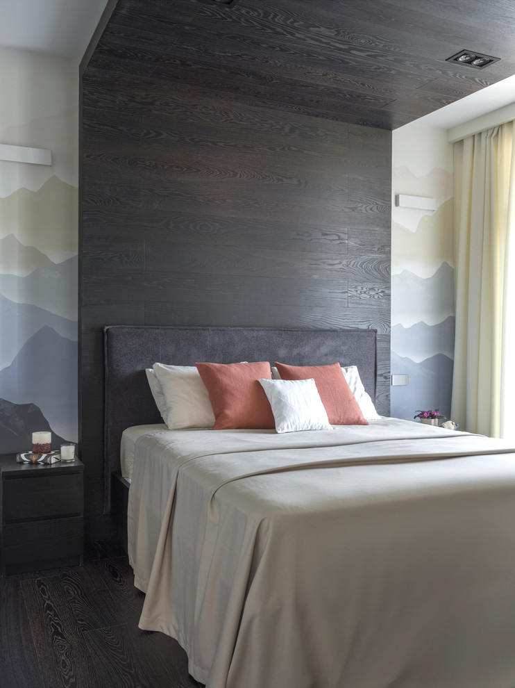 Imagen de dormitorio principal actual de tamaño medio con suelo de madera oscura, suelo negro y paredes multicolor