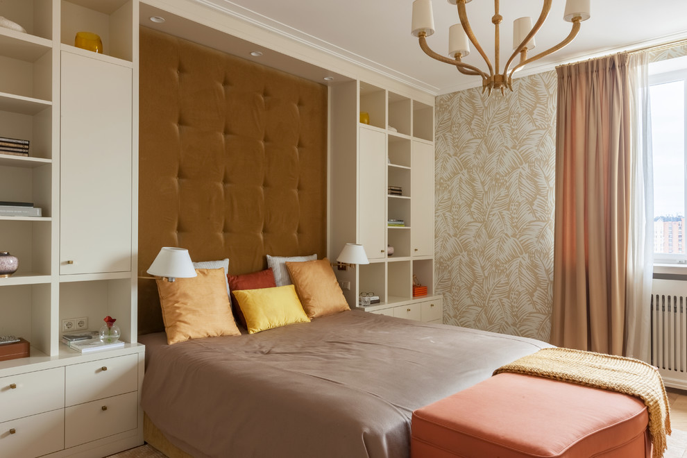 На фото: хозяйская спальня в стиле неоклассика (современная классика) с бежевыми стенами с